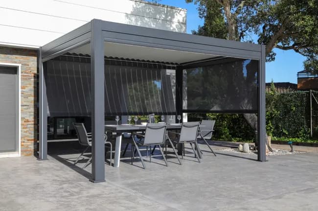 Pergola bioclimatique solaire en aluminium Anémone et intégralement équipée - Image 1